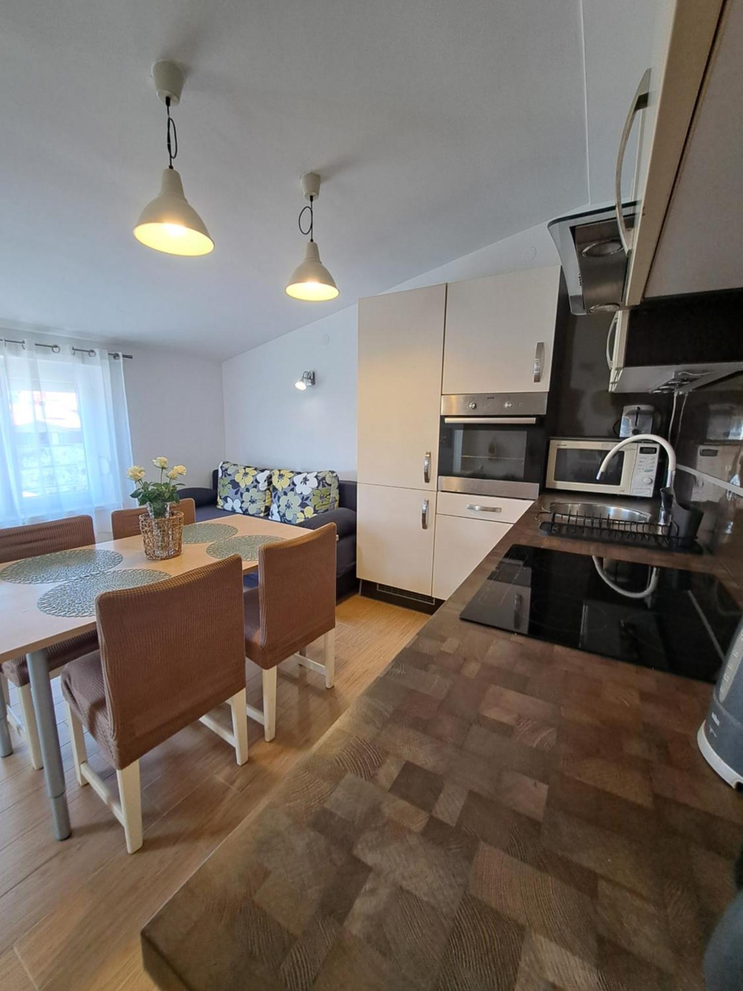 Apartment Sweet Lustig